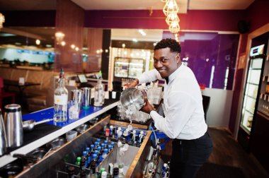 Buz kovalı barda Afro-Amerikan barmen. Alkollü bev