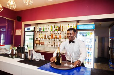 Barda gözlüklü şampanya tutan Afro-amerikan barmen