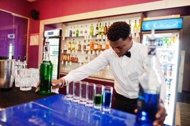 Afro-Amerikan barmen barda çekim coctails yapma. Aslan