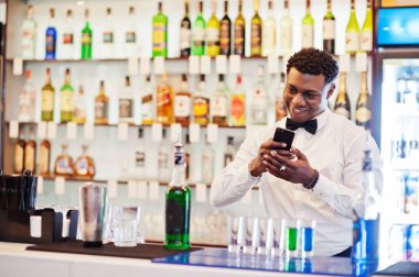 Bar çekim ve s coctails yapma Afro-Amerikan barmen