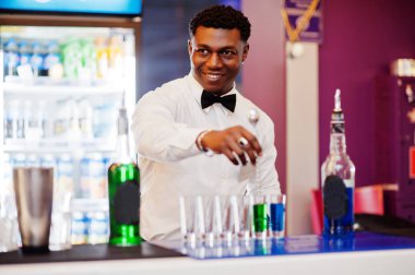 Afro-Amerikan barmen barda çekim coctails yapma. Aslan