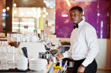 Barda kahve hazırlayan Afrikalı Amerikalı barmen barista.