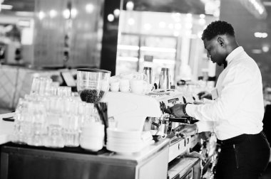 Barda kahve hazırlayan Afrikalı Amerikalı barmen barista.