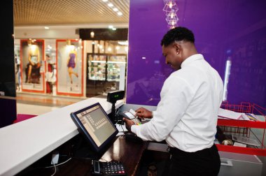 Barda Afrikalı Amerikalı barmen bir kredi kartı terminali kullanır