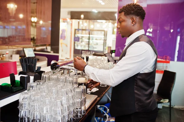 Африканський американський Бармен в барі розливу натисніть свіже пиво в — стокове фото