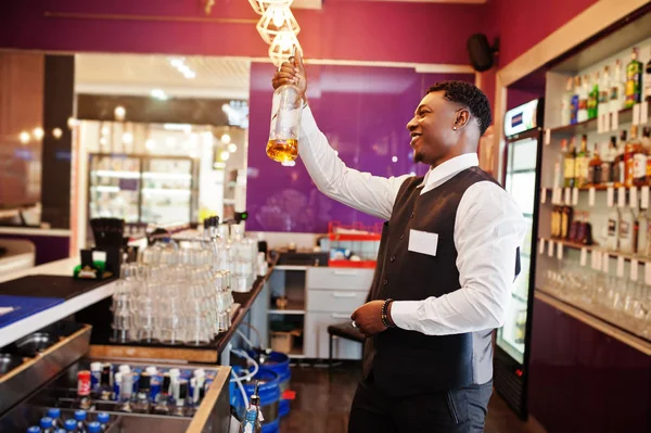 African American Bartender w barze trzymając Bootle. Alkoholowy beve — Zdjęcie stockowe