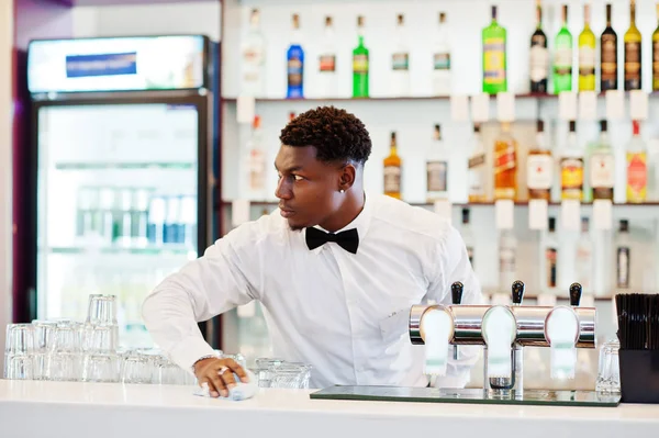 Афроамериканець Бармен носити на цибулю краватку чищення бар. — стокове фото