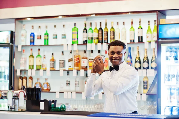 Африканський американський Бармен в барі з шейкер. Лікеро-горілчані — стокове фото