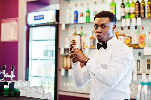 African American Bartender w barze z shakerem. Napój alkoholowy — Zdjęcie stockowe