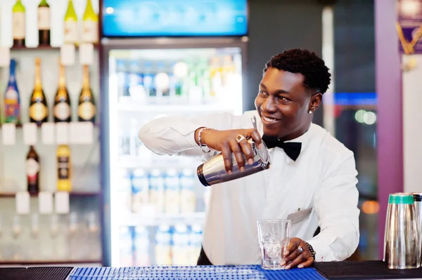 Африканський американський Бармен в барі з шейкер. Лікеро-горілчані — стокове фото