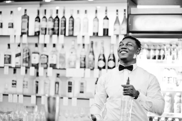 African American Bartender w barze talent w akcji, pracy z — Zdjęcie stockowe