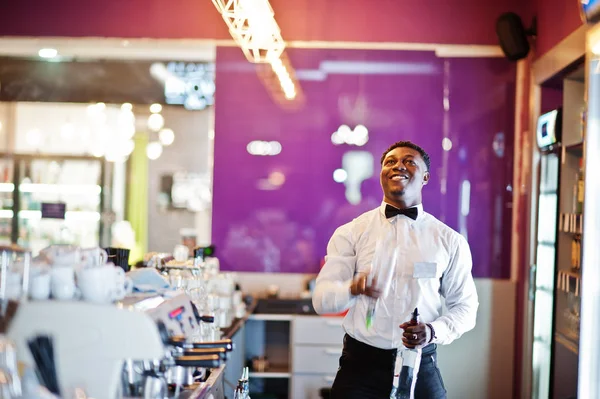 Африканський американський Бармен в барі чуття в дії, робочі бехін — стокове фото