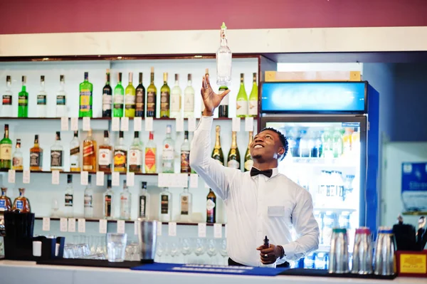 African American Bartender w barze talent w akcji, pracy z — Zdjęcie stockowe