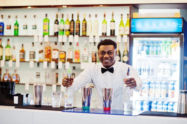 Афро-американський Бармен працює за коктейль-бар. Alco — стокове фото