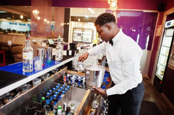 Cantinero afroamericano en el bar con cubo de hielo. Alcoholic bev — Foto de Stock