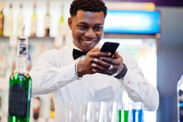 African American Bartender w barze co koktajle na strzały i s — Zdjęcie stockowe