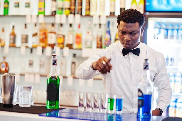 African American Bartender w barze co koktajle na strzały. Alco — Zdjęcie stockowe