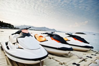 Bodrum 'un sakin mavi deniz üzerinde üç jet ski, Türkiye.
