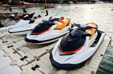 Bodrum 'un sakin mavi deniz üzerinde üç jet ski, Türkiye.