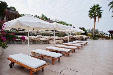 Bodrum, Türkiye 'de şemsiye ile şezlong.