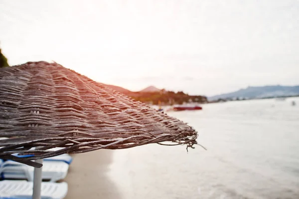 Bambu och vass halm strand paraplyer — Stockfoto