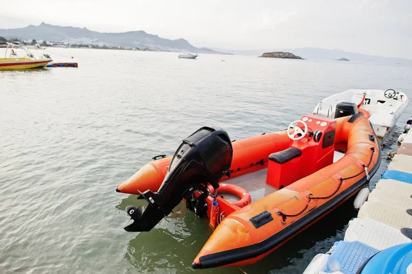 Orangefarbenes Motorboot auf einem ruhigen blauen Meer aus Bodrum, Truthahn. — Stockfoto