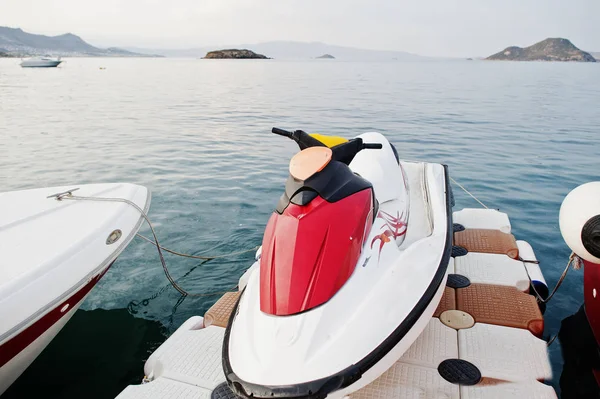 Rot und weiß der Jet-Ski auf einem ruhigen blauen Meer von bodrum, Türkei. — Stockfoto