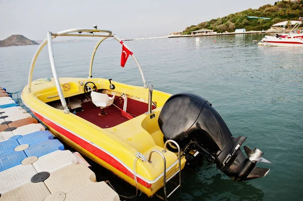 Gelbes Motorboot auf einem ruhigen blauen Meer aus Bodrum, Truthahn. — Stockfoto