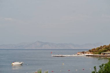 Güzel tropikal deniz Körfezinde yat. Mount ile doğal manzara