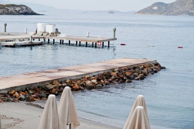 Taş iskele. Dağ Adaları ve mavi Lago ile doğal manzara