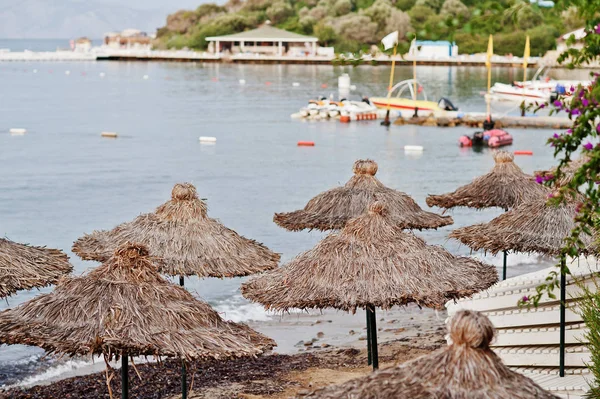 Bamboe en riet stro strand paraplu's. — Stockfoto