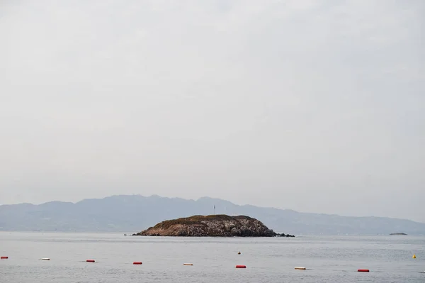Osamělý ostrov. Malebná krajina s horskými ostrovy a modrou La — Stock fotografie