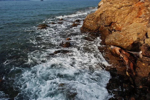Las olas marinas rompen en la playa rocas paisaje. Las olas del mar se estrellan y sp — Foto de Stock