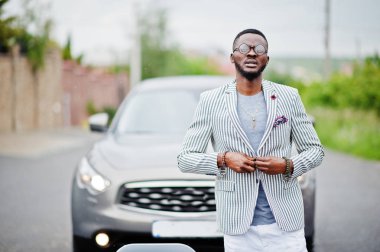 Blazer ve beyaz pantolon zengin ve şık Afro-Amerikan adam,