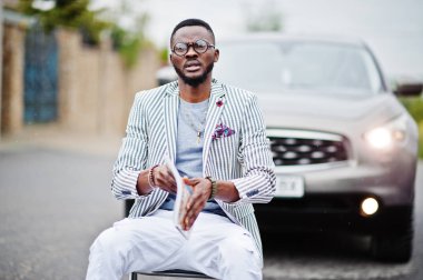 Blazer ve beyaz pantolon zengin ve şık Afro-Amerikan adam,