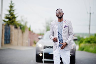 Blazer ve beyaz pantolon zengin ve şık Afro-Amerikan adam,