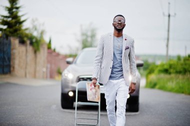 Blazer ve beyaz pantolon zengin ve şık Afro-Amerikan adam,