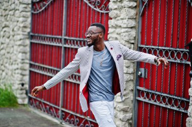 Blazer ve gözlük o zengin ve şık Afro-Amerikan adam