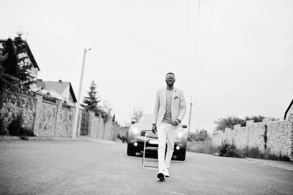 Богатый и стильный африканский американец в блейзере и белых штанах , — стоковое фото