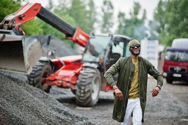 Élégant homme afro-américain en chapeau et lunettes de soleil posées en plein air — Photo