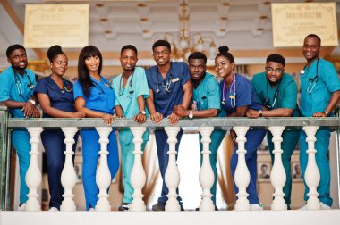 Üniversitede Afrikalı tıp öğrencileri grubu.