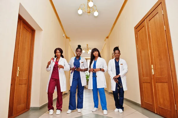 Grupo de estudiantes africanas de medicina en la universidad . — Foto de Stock
