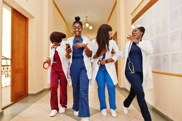 Gruppe afrikanischer Medizinstudentinnen im College schaut auf p — Stockfoto