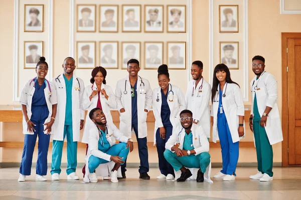 Grupo de estudiantes africanos de medicina en la universidad . — Foto de Stock