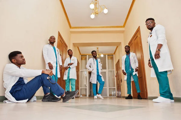 Grupo de estudiantes africanos de medicina en la universidad . — Foto de Stock