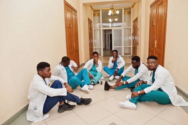 Grupo de estudiantes africanos de medicina en la universidad . — Foto de Stock