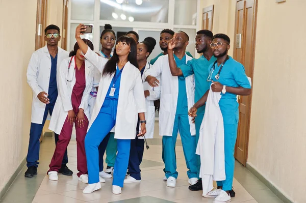 Grupo de estudiantes de medicina africanos en la universidad haciendo selfie para conseguir — Foto de Stock