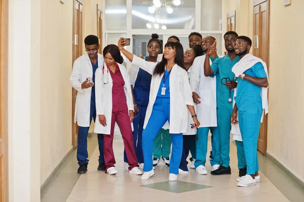 Grupo de estudiantes de medicina africanos en la universidad haciendo selfie para conseguir — Foto de Stock