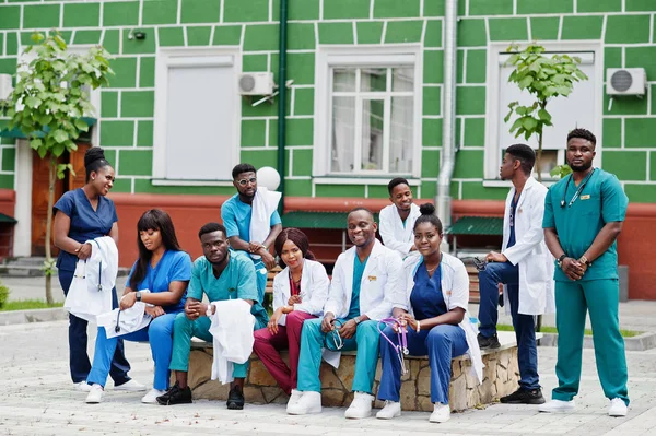 Grupo de estudiantes de medicina africanos posaron al aire libre . — Foto de Stock