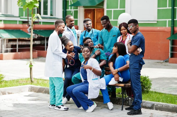 Grupo de estudiantes de medicina africanos posaron al aire libre . — Foto de Stock